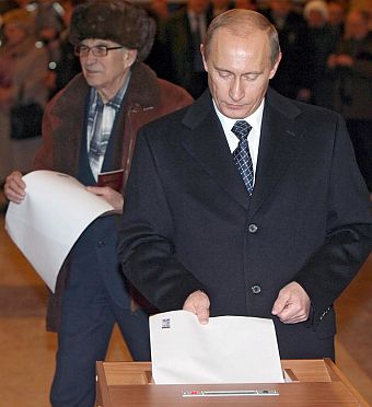 Владимир Путин гласува на изборите, в които участва като водач на партията  Единна Русия