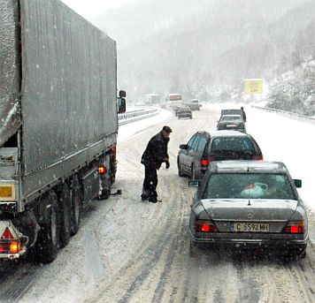 Два автобуса се обърнаха на поледицата
