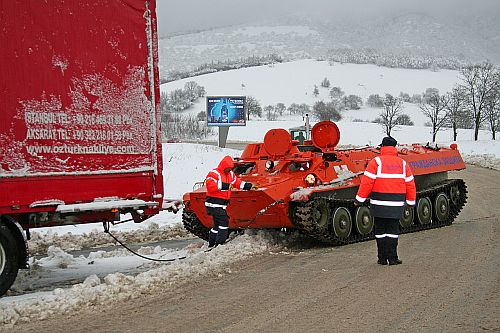 Операция по спасяване на турски ТИР, закъсал по пътя Търговище - Омуртаг