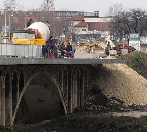 Реконструкцията на моста продължава