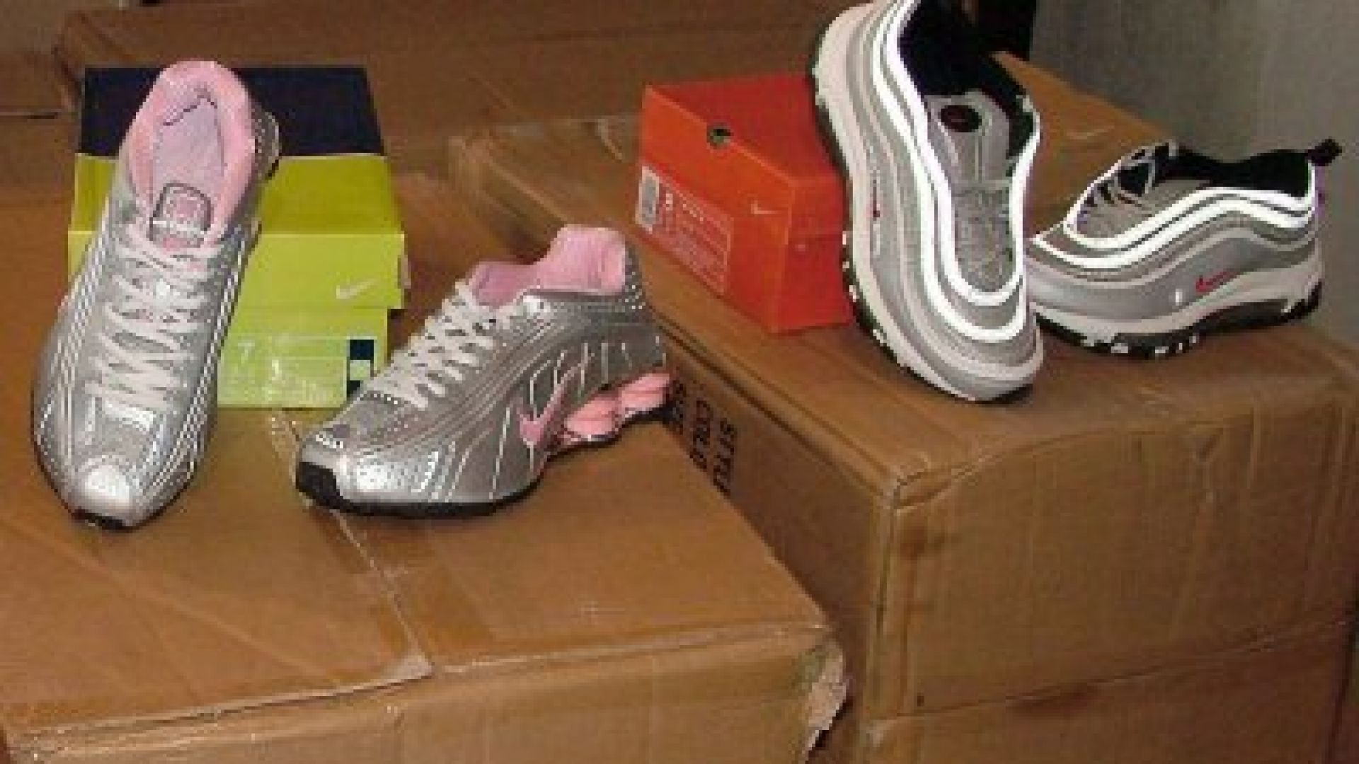 Над 11 000 чифта фалшиви маратонки на обща стойност около