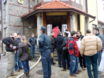 Евакуираните студенти изчакват да вземат багажа си от хотел Aйсберг в Банско