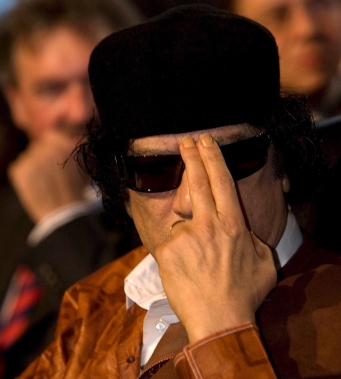 Кадафи превзема Европа - за самолети и компенсации