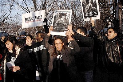 ”Репортери без граници” вдигнаха лозунги в Париж: Кадафи хищникът