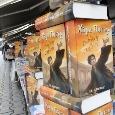 Седмият роман с развръзката на историята за момчето-магьосник Хари Потър излезе на български език днес