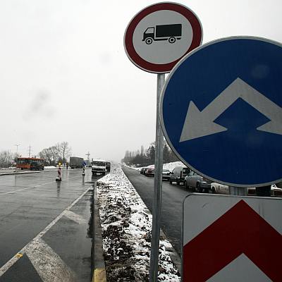 Ремонтират още 2 км от Оловръстното на София