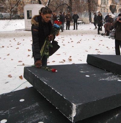 Активистка от  Видовден  поставя върху Паметникът на лъжата постави роза, симлолът на БСП