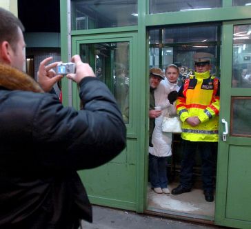 Унгарци се снимат за спомен при премахването на ГКПП на австрийско-унгарската граница