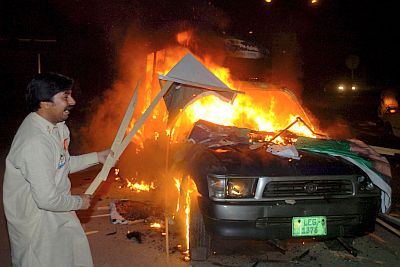 Размирици в Пакистан след смъртта на Беназир Бхуто