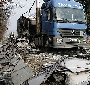 Голям камион, натоварен с хартия, се самозапали и изгоря почти напълно по главния път Варна - Бургас в района на река Камчия