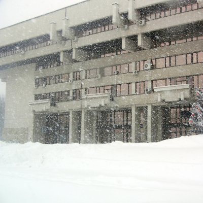 И сградата на Община Русе потъна в сняг