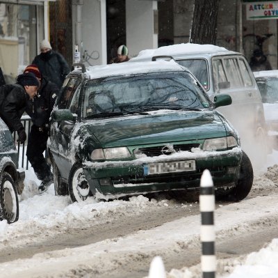 В СОС дошли фактури за чистене на сняг посред жега