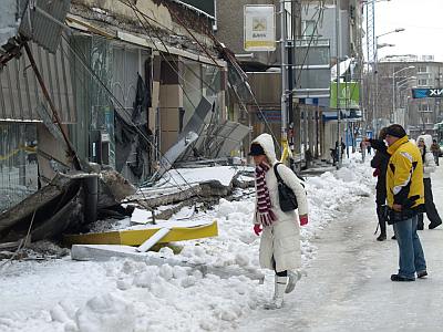 Падналите козирки на двете банки