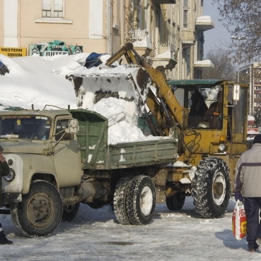 Снегът от преспите в Плевен се извозва извън града