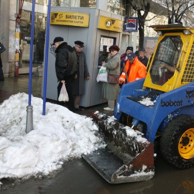 Започна извозването на снежните маси около спирките от пешеходната зона на бул. „Витоша”
