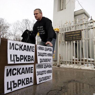Росен Марков затвори входа на гробището във Варна с бюро