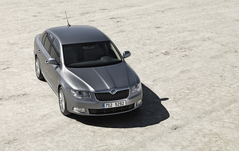 Разсекретиха снимки на новата Skoda Superb