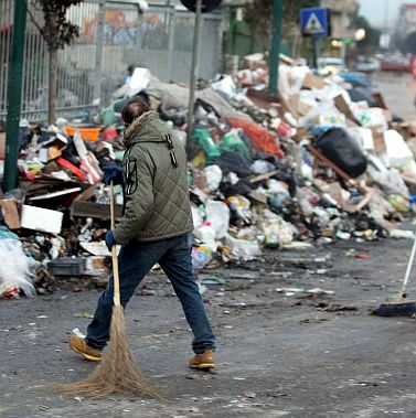 Нова криза с боклука на Неапол, замерят с камъни полицаи