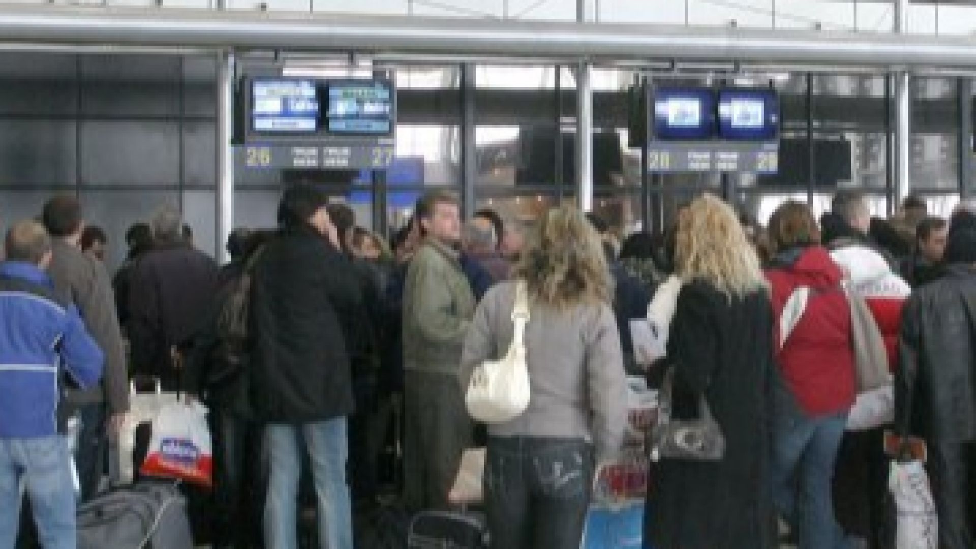 Часове наред стотици пътници бяха блокирани на летище София заради