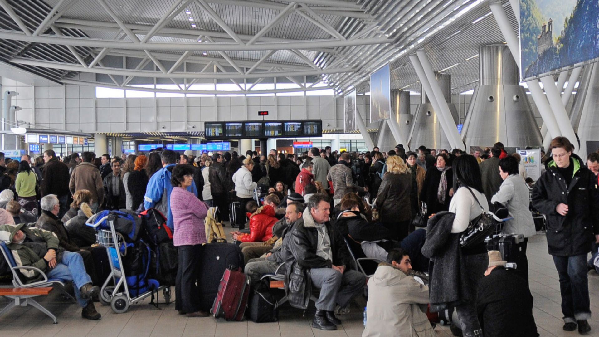 Стотици бяха блокирани на Летище София заради закъснели полети