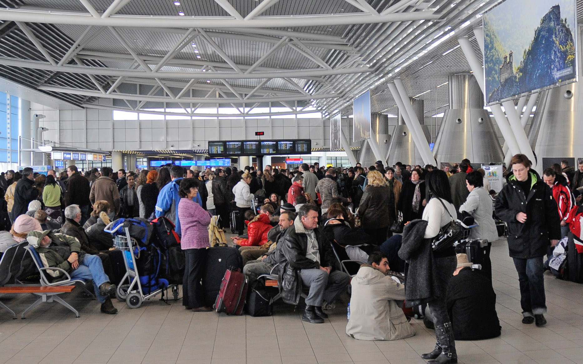 Часове наред стотици пътници бяха блокирани на летище София заради закъснения на различни полети