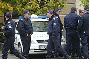 Камион удари патрулка, рани трима полицаи