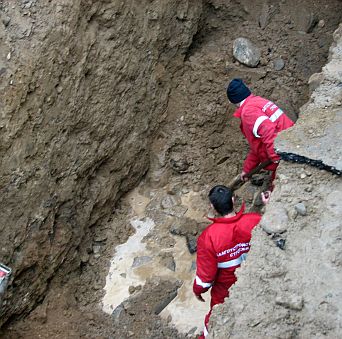 5-метров изкоп погреба трима строители