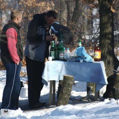 Туристи си правят пикник в гората до ски пистата