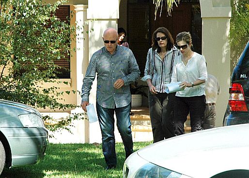 Родителите на Хийт Леджър - Ким и Сали, и сестра му Кейт пред дома им в Пърт, Австралия, след като са научили за смъртта му
