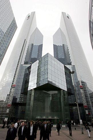 Френска банка Societe General SA планира да съкрати "стотици или дори хиляди работни места" в глобалното си звено за банкови и инвестиционни решения