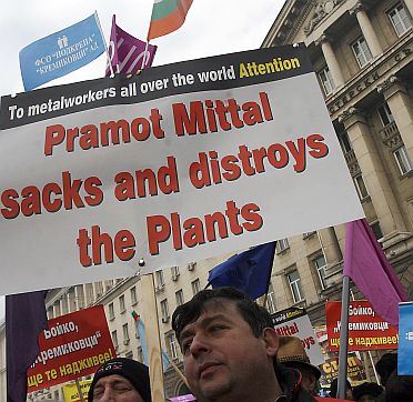 ”Прамод Митал плячкосва и разрушава завода”, пише на плаката на протестиращите работници от комбината