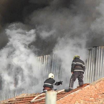 Пожарникари гасят горящата постройка