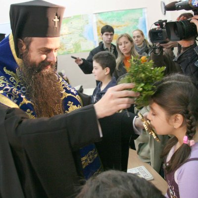 Митрополит Николай изнася открит урок по вероучение в пловдивско училище сред второкласници