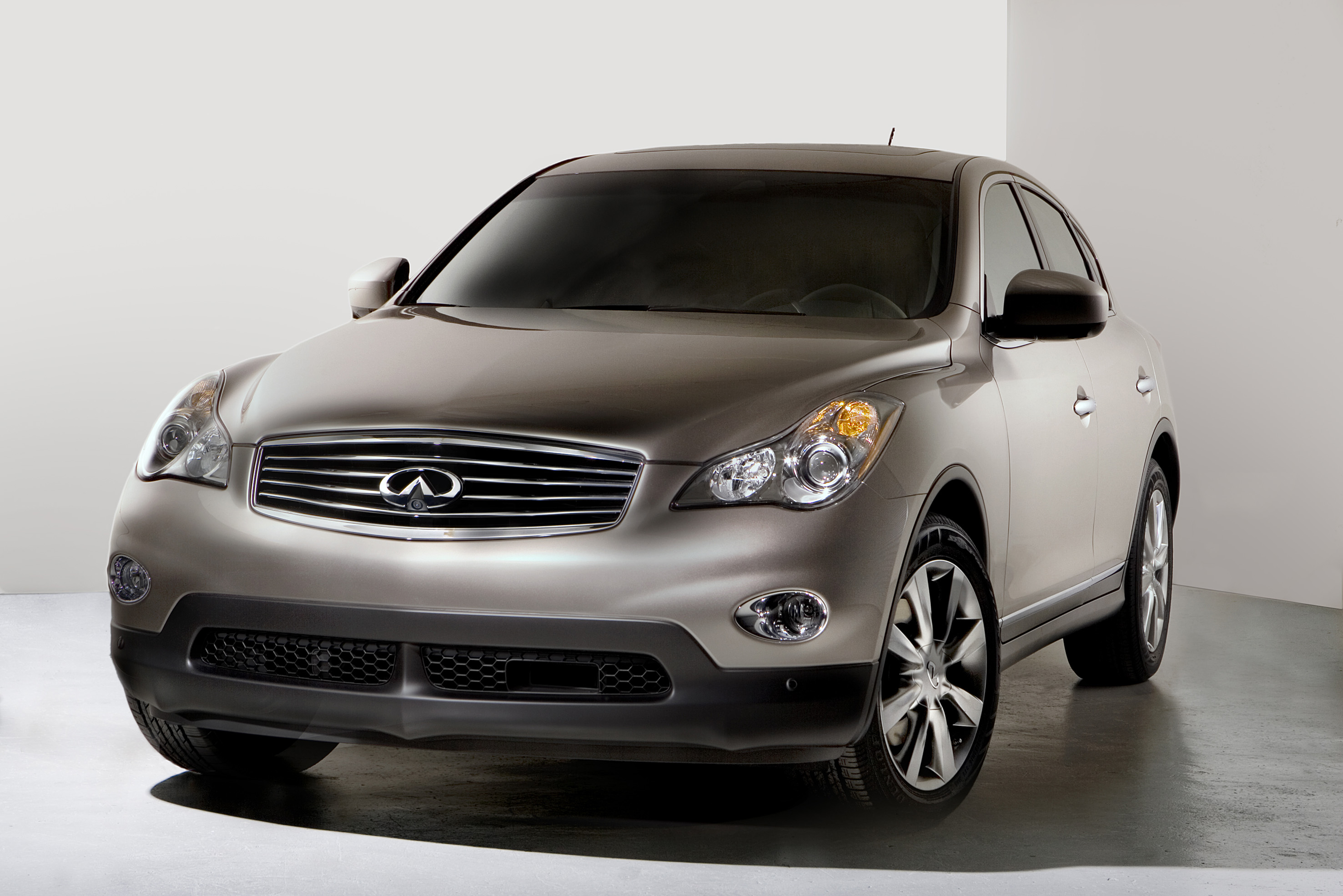 Infiniti EX35 идва в България