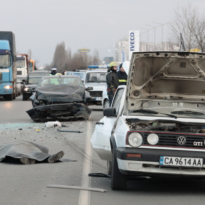 Пежо се заби в голф край Божурище, 1 загинал, 3 ранени