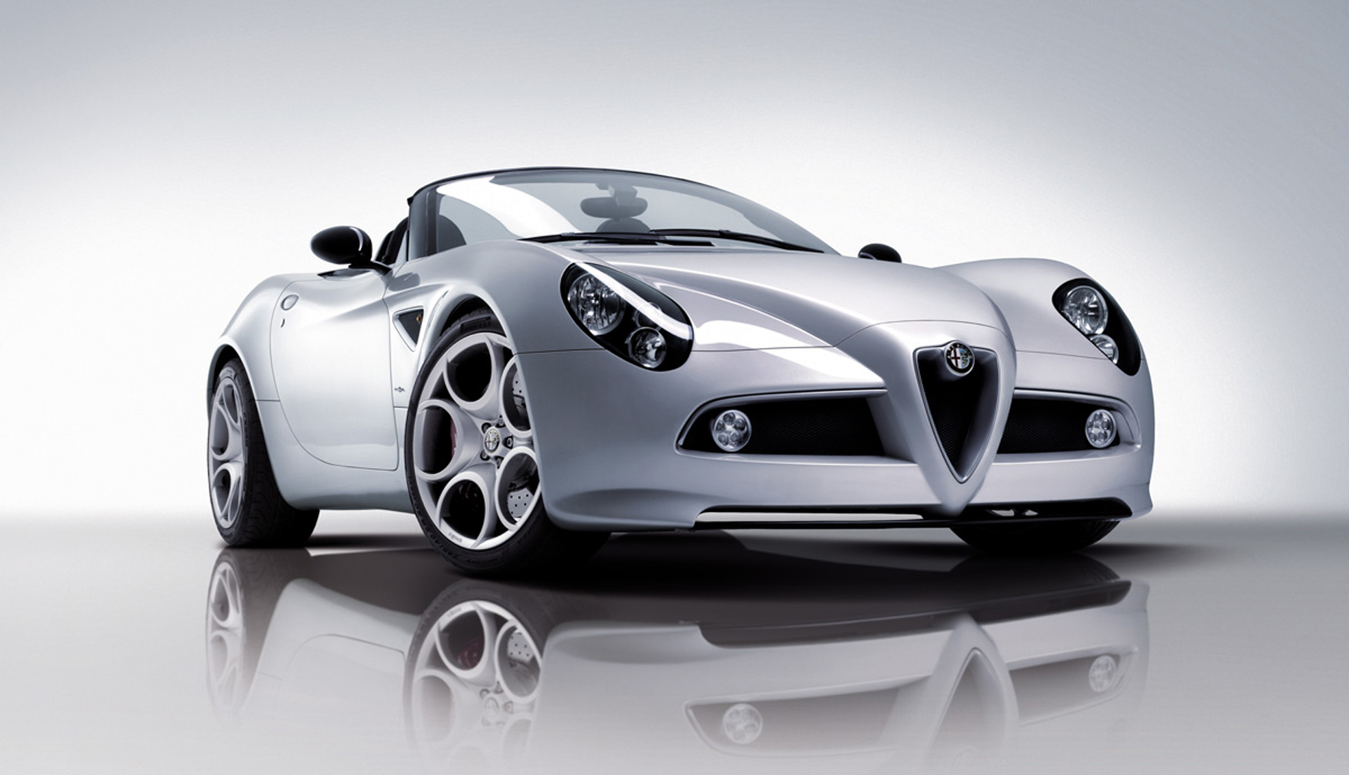 Alfa Romeo 8C Spider ще дебютира в Женева