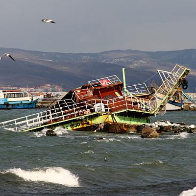 Потъна морска дискотека