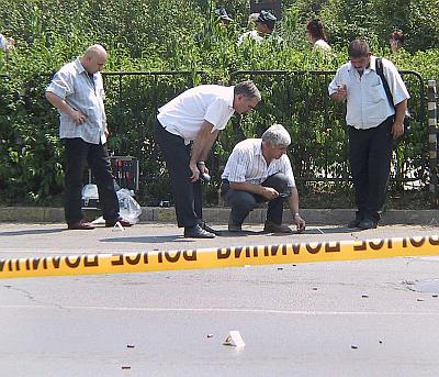 Полицаи правят оглед на местопрестъплението на бул. ”България” в София