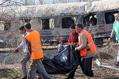 Доброволци се включиха в изнасянето на телата