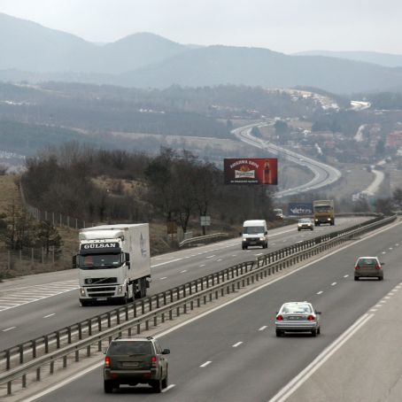 Очаква се трите лота на автомагистралата да са готови през лятото на 2012 г.