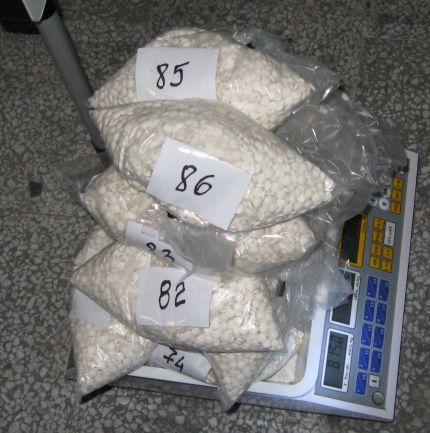 Митничари откриха хероин за 250 000 лв. в джобовете и чантичката на българин