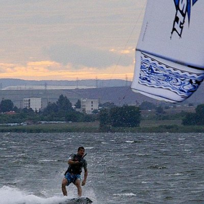 Ентусиастът решил да покара сърф независимо силния вятър в района на Казашко