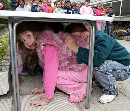 Деца показват как се действа при земетресение