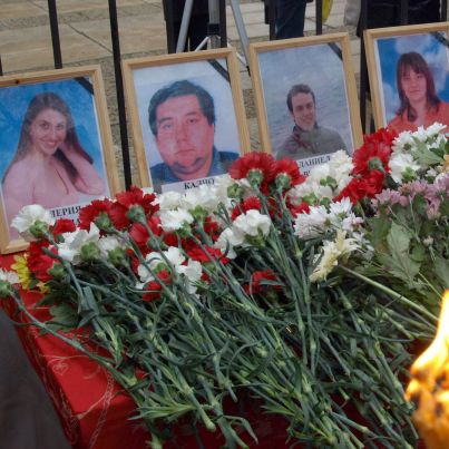 Цветя пред портретите на загиналите от Добрич във влака София-Кардам