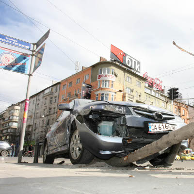 Предната част на ”Хонда”-та е силно повредена