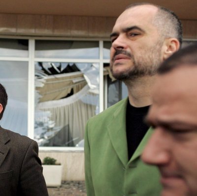 Първоначалният взрив е предизвикал поредица от силни експлозии, които са опустошили мястото и са нанесли щети в голям радиус