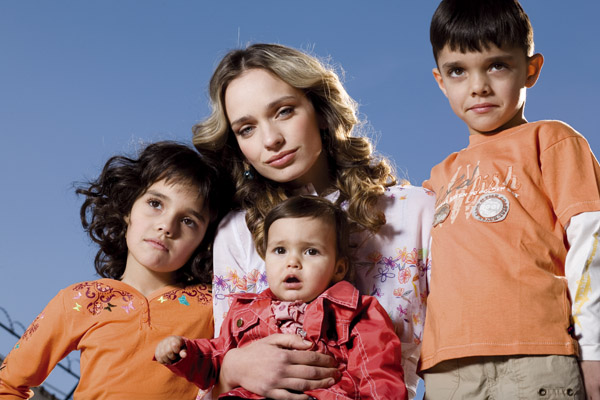 Ирена Милянкова с децата си. Първото от тях ражда, когато тя е на 15