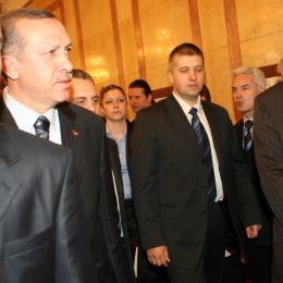 Заваляха извинения покрай Ердоган