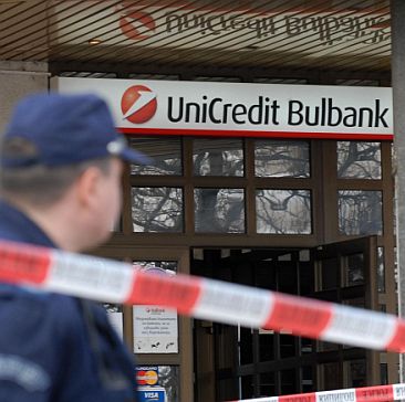 Полицията отцепи района около клона на банката в  Надежда