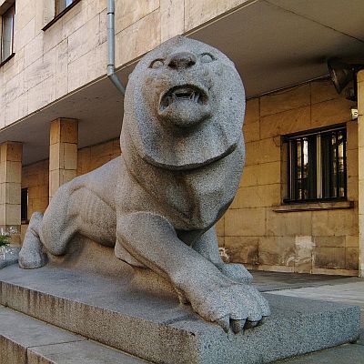 Приятелка на починал арестант осъди МВР